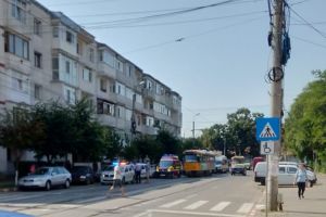 FOTO Accident pe Primăverii! Un tramvai a acroşat o ambulanţă SMURD