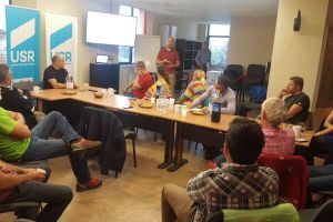 Alpinistul Zsolt Torok şi mulţi alţii au participat la dezbaterea privind pistele de biciclete din Arad, organizată de USR