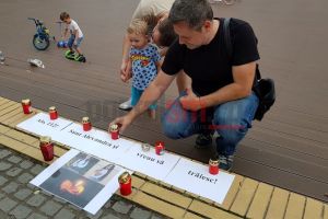 FOTOGALERIE. Sătmărenii au aprins candele pentru fetele ucise în Caracal