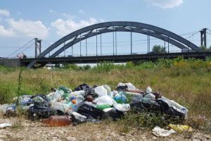 Foto/Video| Știrea ta: Groapă de gunoi ad-hoc, lângă podul Mureş, o nouă ”emblemă” a municipiului Alba Iulia