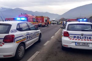Accident cu cinci răniţi pe Transfăgărăşan – Maşină răsturnată în prăpastie