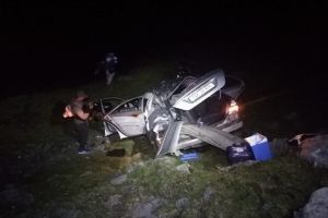 UPDATE FOTO  Accident cu cinci răniţi pe Transfăgărăşan – Maşină răsturnată în prăpastie
