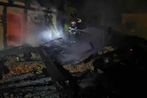 FOTO-UPDATE/ Incendiu la o şură din localitatea Vingard, cu risc de extindere la case de locuit. Pompierii din Sebeş intervin