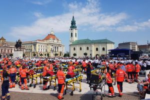 Sute de angajaţi ai Ambulanţei şi-au sărbătorit ziua la Oradea, defilând cu peste 70 autospeciale. Un elicopter i-a acoperit cu trandafiri în Piaţa Unirii (FOTO / VIDEO)