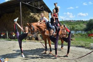 Gimnastică pe cai: Amatorii de echitaţie pot învăţa acrobaţii ecvestre la doi paşi de Oradea (FOTO / VIDEO)