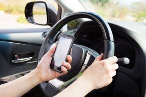 Se modifică iar Codul Rutier. Ce păţesc şoferii care ţin telefonul în mână