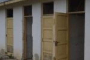 Ministerul Educaţiei şi Inspectoratul Școlar Judeţean Caraş-Severin îi obligă pe elevi să folosească toaleta din curte!