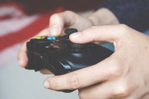 Peste 60 la sută dintre jucătorii online s-au confruntat cu ameninţări, sau hărţuiri grave