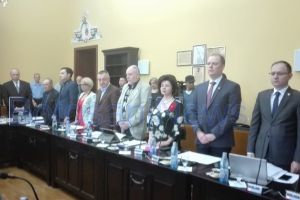 Moment de reculegere în Consiliul Local în memoria tinerelor ucise la Caracal. Consilierii locali botoşăneni condamnă modul cum au intervenit organele statului