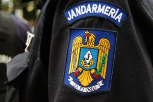 Două focuri de avertisment trase de jandarmi pentru oprirea unui agresor