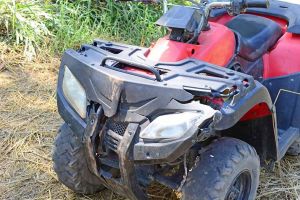 Accident! Un tânăr a intrat cu ATV-ul în gardul unei locuinţe
