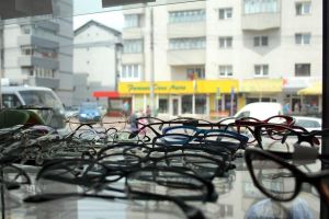 Reduceri de vară la Eye’s Optic Suceava – 50% la ramele semnalizate la raft, lentile ...