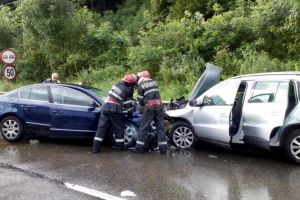 O femeie a murit, alţi cinci oameni au fost răniţi, după o pătrundere bruscă pe contrasens