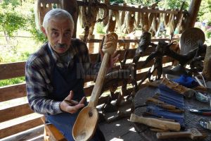 „Lingura boierului”, „lada bucovineană” şi tablouri fantastice, create în Poiana ...