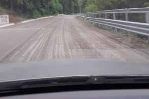Decapări de asfalt pe DN 18 Suceava-Maramureş, pe porţiuni abia asfaltate