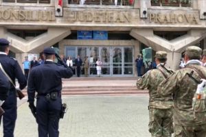 VIDEO emotionant/ Imnul national, intonat de un elev din Ploiesti, in fata Casei Albe