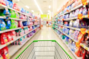 Hoaţă la 65 de ani! O femeie a fost prinsă într-un magazin din Botoşani în timp ce fura alimente şi le punea în poşetă
