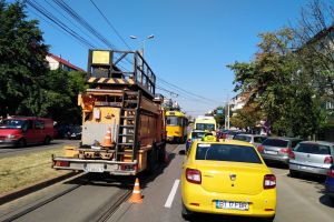 FOTO Circulaţia tramvaielor, din nou blocată în Botoşani. Traficul rutier, înregunat