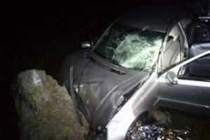 Tinerii care s-au răsturnat cu maşina în prăpastie pe Transfăgărăşan – Sunt în spital, iar unul a fost transferat la Timişoara