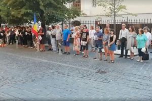 VIDEO – Momente emoţionante în centrul Sibiului – Zeci de sibieni au aprins candele în memoria fetelor ucise la Caracal