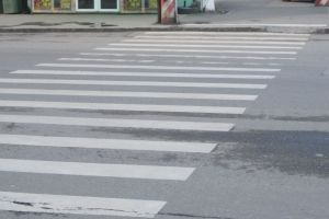 Femeie lovită de o maşină în timp ce traversa pe zebră pe şoseaua Alba Iulia