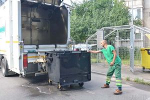 Curăţenie cu bulbuci: Din această săptămână, RER Vest reia spălarea şi dezinfectarea containerelor şi pubelelor