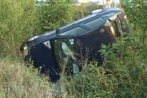O maşină a ajuns în şanţ, după ce şoferul a încercat să evite un accident