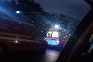 Centura chiar salvează vieţi: O maşină a căzut într-o vale de peste 10 metri, şoferiţa şi pasagera au scăpat fără nicio zgârietură