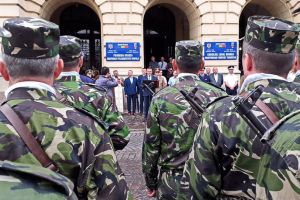 Oficialităţile şi o mână de orădeni au sărbătorit Ziua Imnului Naţional în ploaie (FOTO)