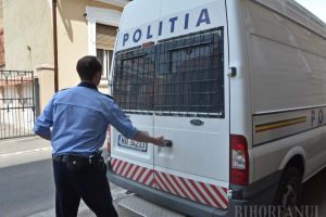Surprins la furat, un hoţ din Oradea l-a acroşat pe proprietar cu maşina şi l-a târât mai bine de 15 metri