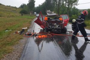 FOTO, VIDEO: ACCIDENT grav de circulaţie pe DJ107, la ieşirea din Teleac spre Hăpria. O persoană inconştientă, în urma unui impact între un autocamion şi un autoturism. Trafic blocat