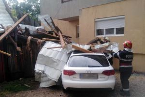 Furtuna a făcut prăpăd în Bihor: Acoperişul unui bloc din Salonta, luat pe sus de vânt şi aruncat peste maşini, iar două clădiri au fost trăznite (FOTO)