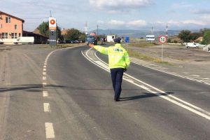 “Excursia” unui minor din Alba Iulia a fost întreruptă brusc, de poliţiştii rutieri. Acesta a luat maşina radiată din circulaţie a tatălui său