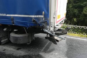 ACCIDENT între două CAMIOANE! Traficul este îngreunat