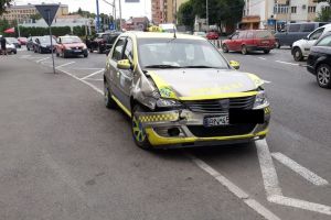 Accident pe Calea Moldovei. Taximetru făcut praf în urma impactului cu un SUV (FOTO)