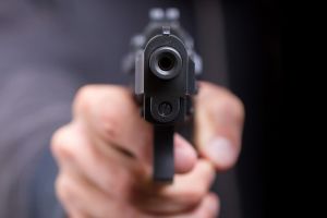 INTERLOP arădean, arestat şi cercetat pentru TENTATIVĂ DE OMOR! A tras cu pistolul pentru o datorie bănească