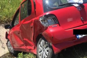 Șoferiţa a ajuns cu Toyota în şanţ