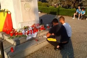 Mai multi ploiesteni au aprins lumanari pentru Alexandra, in centrul orasului