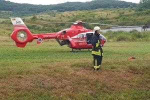 FOTO/ VIDEO: Minor preluat de echipajul unui elicopter SMURD şi transportat la Târgu Mureş. Alte 2 persoane au ajuns la spitalul din Alba, în urma accidentului de pe DJ 107