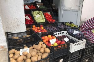 Peste 100 de kg de fructe şi legume, confiscate de poliţiştii harghiteni la Cristuru Secuiesc