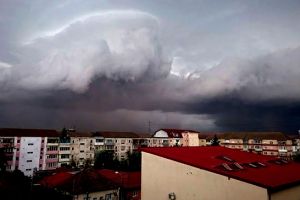 Localităţi fără curent şi copaci căzuţi peste maşini, în urma furtunii care s-a abătut peste judeţul Timiş