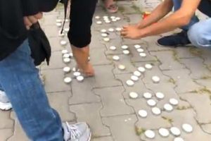 Live-Video| Protest inedit. Alexandra şi Luiza, numele victimelor monstrului de la Caracal, scrise cu lumânări aprinse de câţiva albaiulieni, la Prefectura Alba