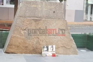 FOTO. Lumânări pentru fetele ucise în Caracal, aprinse în faţa statuii lui Corneliu Coposu din Satu Mare