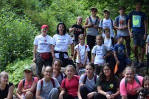 Excursie la ruinele Cetăţii Dacice din Valea Zânelor:  „Am petrecut o zi frumoasă, în natură, o zi educativă, în care copiii au aflat lucruri noi şi interesante despre trecutul nostru.”-prof. Florentina Teacă