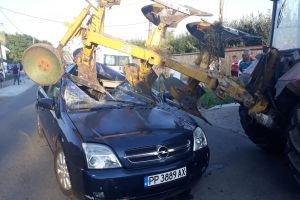 FOTO Accident teribil! O tânără din Botoşani a intrat într-un tractor, după ce a fost orbită de soare