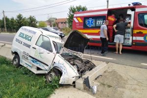 FOTO Accident grav la Botoşani! Un bărbat a adormit la volan şi s-a izbit cu maşina într-un cap de pod