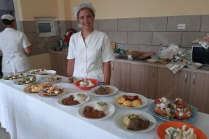 Brăţara de aur de pe mâinile absolvenţilor de şcoală profesională de la Liceul de Servicii Bistriţa