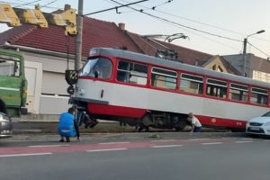 A DERAIAT un tramvai cu călători! Circulaţia întreruptă