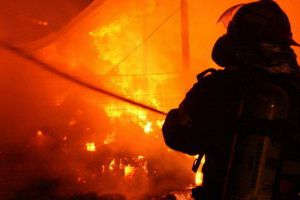 Incendiu violent la o fabrică de mobilă din Oradea! Paznicul a ajuns la spital