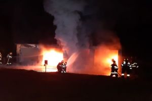 FOTO Incendiu puternic la Șelimbăr. A ars un depozit de deşeuri
